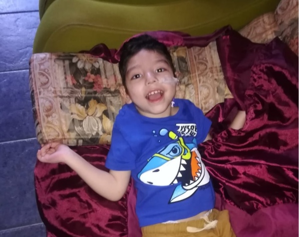 Buscan urgente una silla postural para un niño de City Bell con parálisis cerebral: “Todavía no se la dan”
