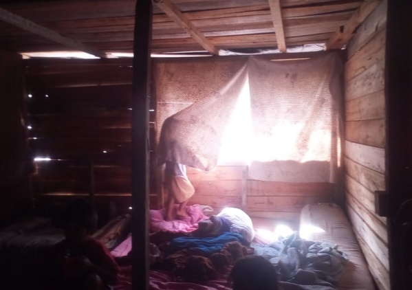 Vive en Olmos, su hijo es asmático y grabó un video desesperada porque el "techo" no detiene el agua: "Estoy sola"