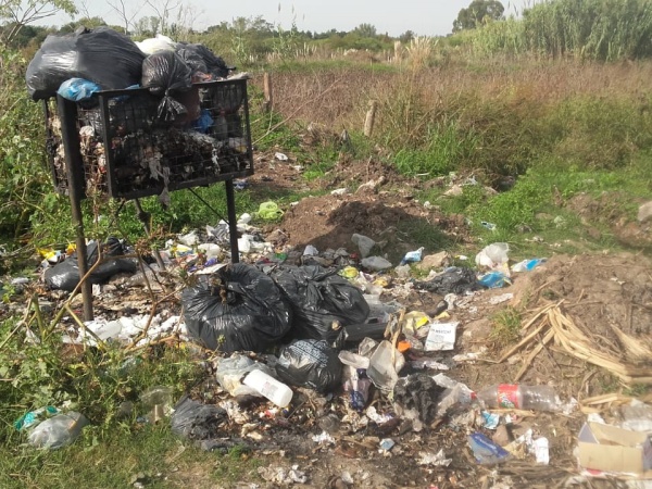 Vecinos de Villa Elvira denuncian que no se recoge la basura desde febrero: "Es un nido de ratas"