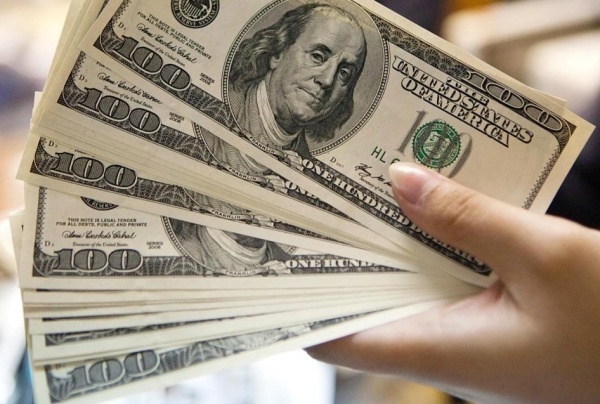 El dólar blue cerró el mes en 153 pesos y acumula una baja de 13 en lo que va del año
