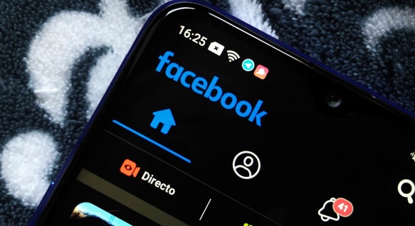¿Cómo activar el nuevo "modo oscuro" de Facebook?