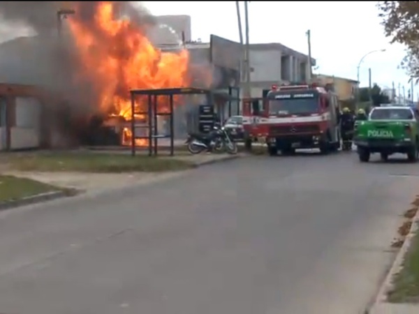 Peligroso incendio en un taller de motos de Berisso por la explosión de una garrafa