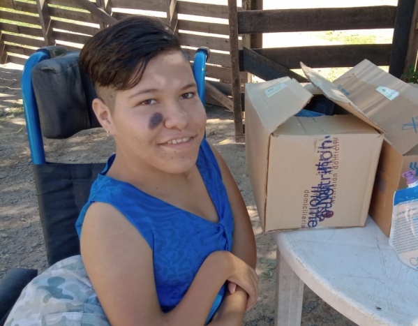 Una joven platense tiene "huesos y piel de cristal”, dibuja con la boca y construyó una casita donde ayuda a 35 familias