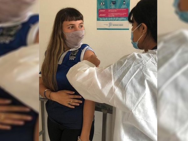 El macrismo platense acusó a una militante peronista de vacunada VIP pero trabaja en un hospital