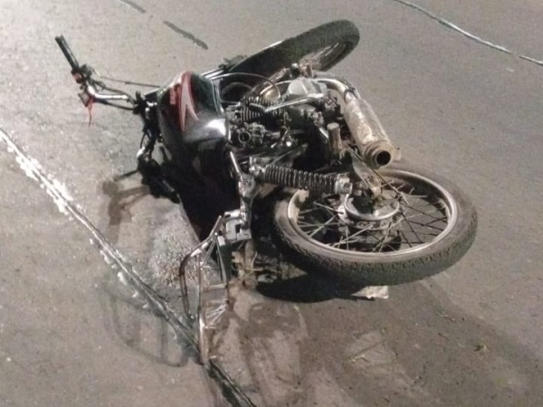 Dos personas murieron en La Plata, tras chocar en moto contra un poste