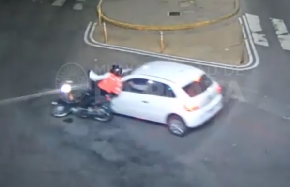 VIDEO: Repartidor fue atropellado por un auto en 1 y 60