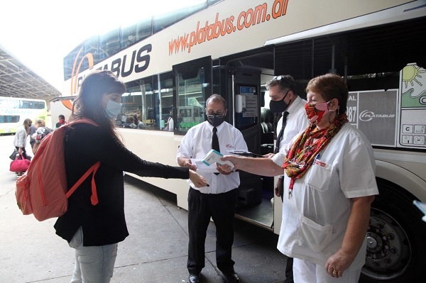 Denuncian que pasajeros de micros de La Plata "traban" las ventanillas en plena pandemia
