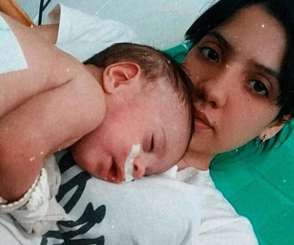 Madre de Berisso perdió una carpeta vital para su bebé con Hidrocefalia: comió en 8 y 50, tomó dos micros y desapareció
