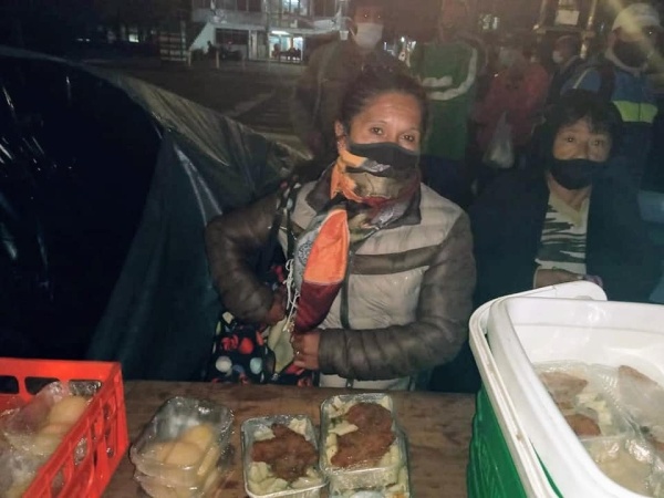Vecinos patrullan por La Plata y le dan de comer a 120 personas en situación de calle: "Con la pandemia se complicó más"