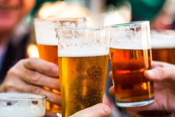 Francia prohibirá tomar alcohol en la vía pública entre las medidas para frenar al COVID-19