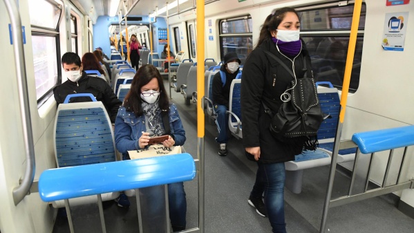 Desde hoy, los pasajeros podrán volver a viajar parados en los transportes públicos
