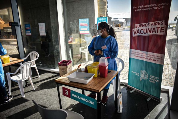 Los mayores de 55 ya pueden vacunarse sin turno en La Plata: estas son las postas donde acercarse