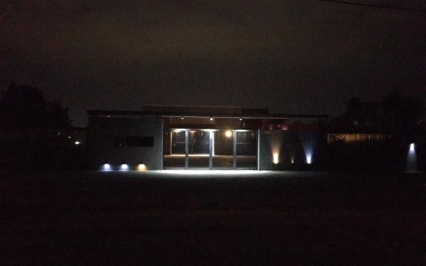 El campo de deportes de una escuela de La Plata totalmente a oscuras: la luminaria no funciona desde noviembre
