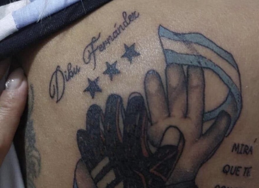 Así corrigieron el insólito tatuaje del ”Dibu Fernández” que se había vuelto viral: señalan que aun queda otro error