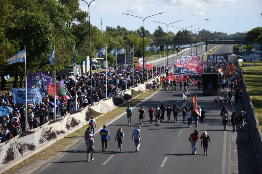 Corte y protesta por tiempo indeterminado en la Autopista Buenos Aires - La Plata: ”Pedimos que liberen a dos compañeros”