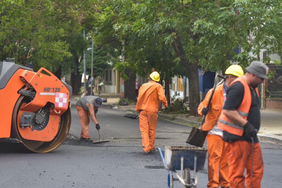 El plan de bacheo llegó a más de 50 calles de La Plata y aceleran los trabajos en la zona del Hospital de Niños