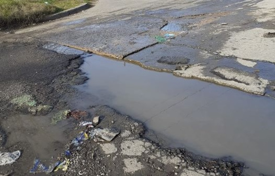 En Los Hornos se quejaron por pérdidas de agua que rompen el asfalto: ”Una camioneta se quedó”
