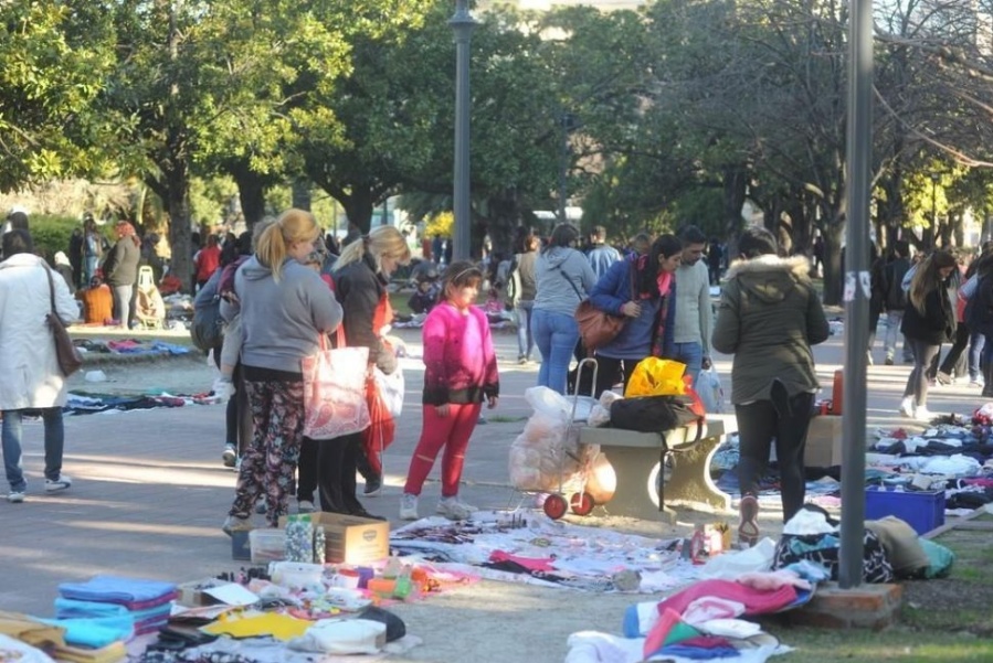 De ”manteros” a ”puesteros”: se aprobaría un cambio clave en La Plata para que se sumen a los paseos de compras oficiales