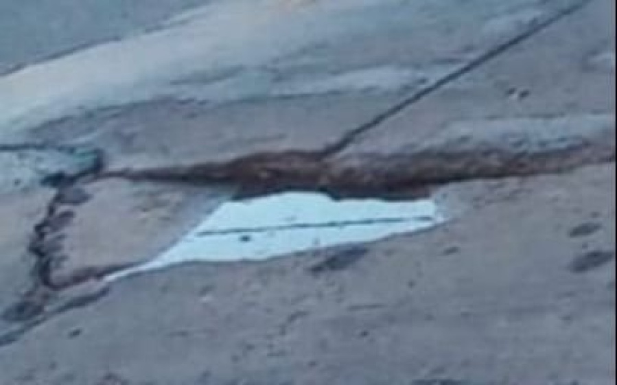 ”Es un cráter que ya rompió varios autos”: en Los Hornos reclaman por los pozos de una calle