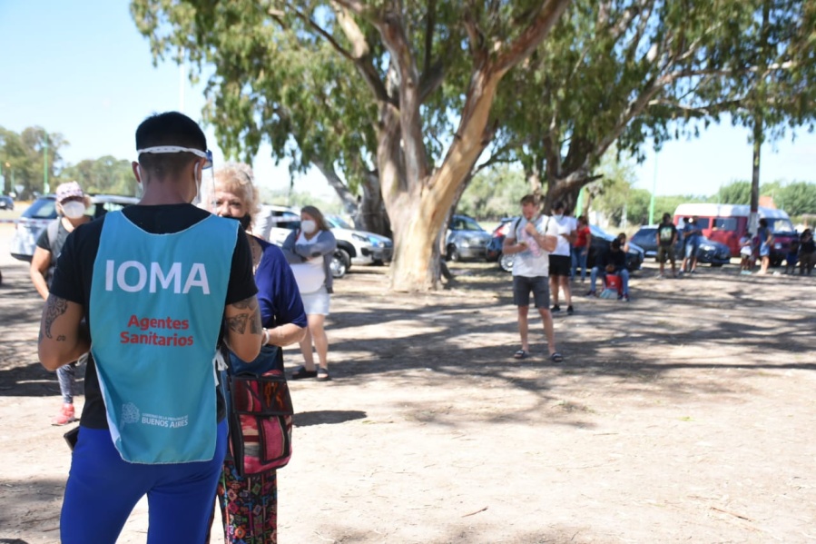 Largas filas para hisoparse en la posta móvil de IOMA en Punta Lara: qué días y horarios atiende