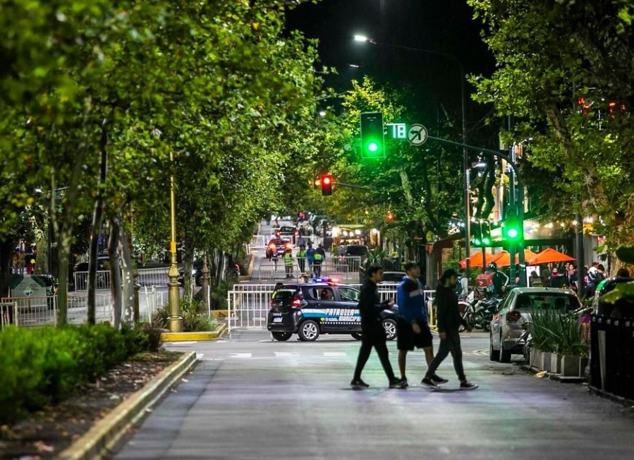 Garro abre el juego para que haya publicidad tipo ”tótem” en ramblas y veredas, y busca flexibilizar otras prohibiciones