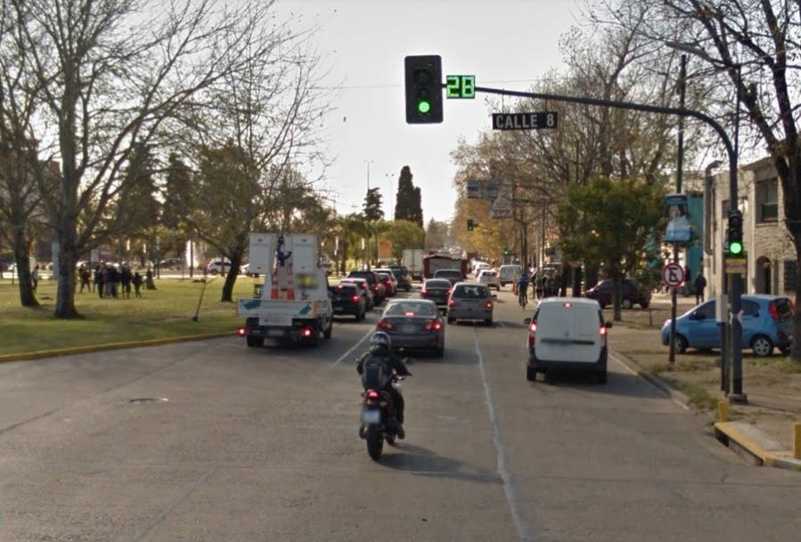 ”15 minutos para hacer 4 cuadras”: la queja de un conductor por la sincronización de los semáforos en avenida 32