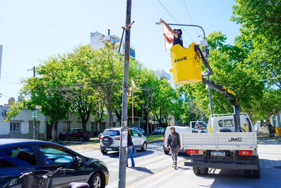 Más de mil agentes trabajan para remover pasacalles y carteles de campaña en La Plata: buscan garantizar una elección segura