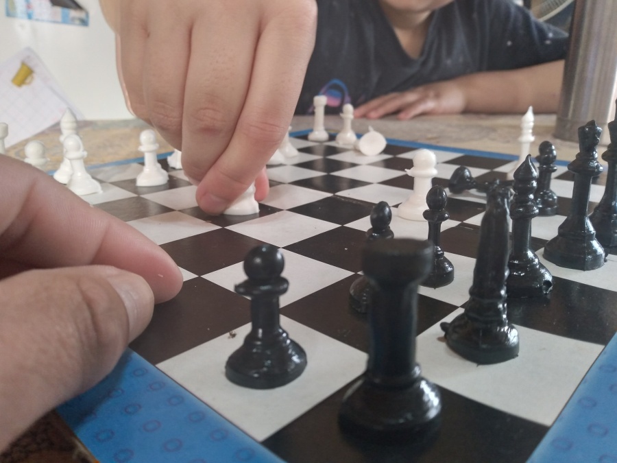 Pidió un ajedrez para su hijo en La Plata, la criticaron insólitamente pero hubo final feliz: ”¿Querés ir a Europa también?”