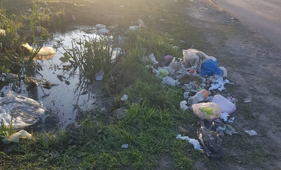 ”Es un hartazgo total”: vecinos de Los Hornos piden mayor limpieza en las calles porque tiran bolsas de basura