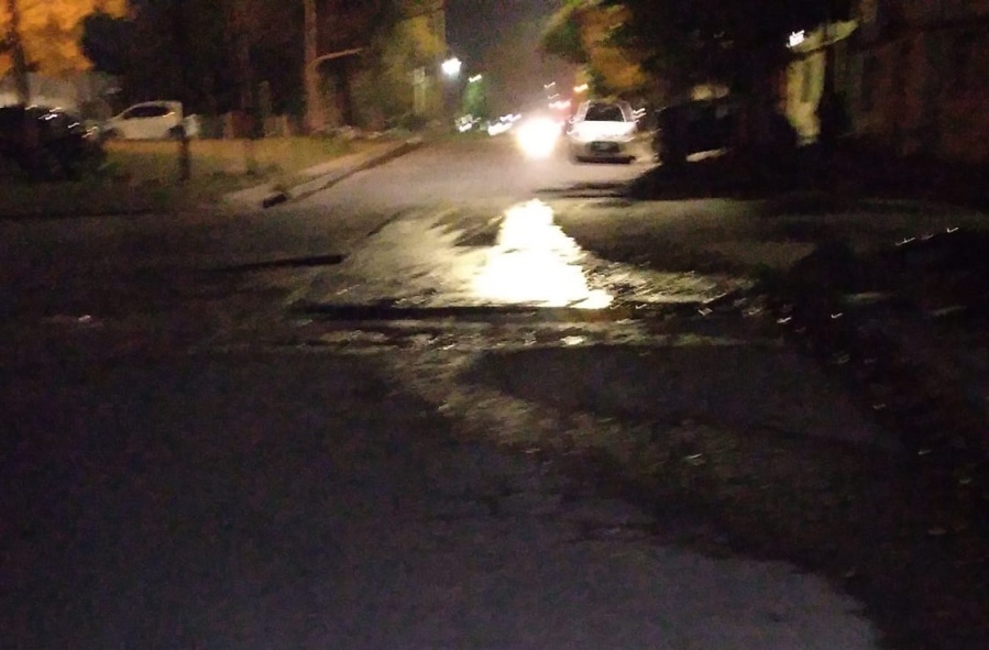 En 146 y 58 se quejaron por un gran bache en la esquina que se camufla por las noches