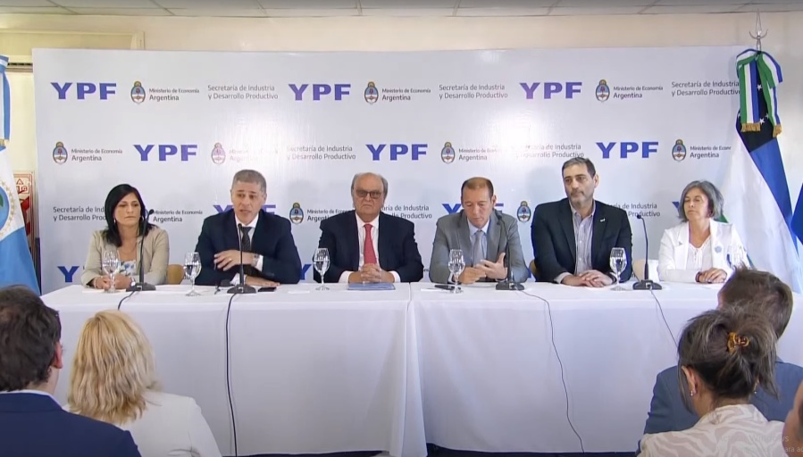 De Mendiguren anunció créditos para proveedores de Vaca Muerta en conjunto con YPF: ”Esto es trascendente”