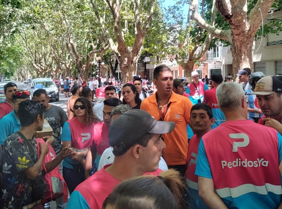 Bronca y protesta de repartidores de app en La Plata por el joven baleado: ”Es como una tomada de pelo”