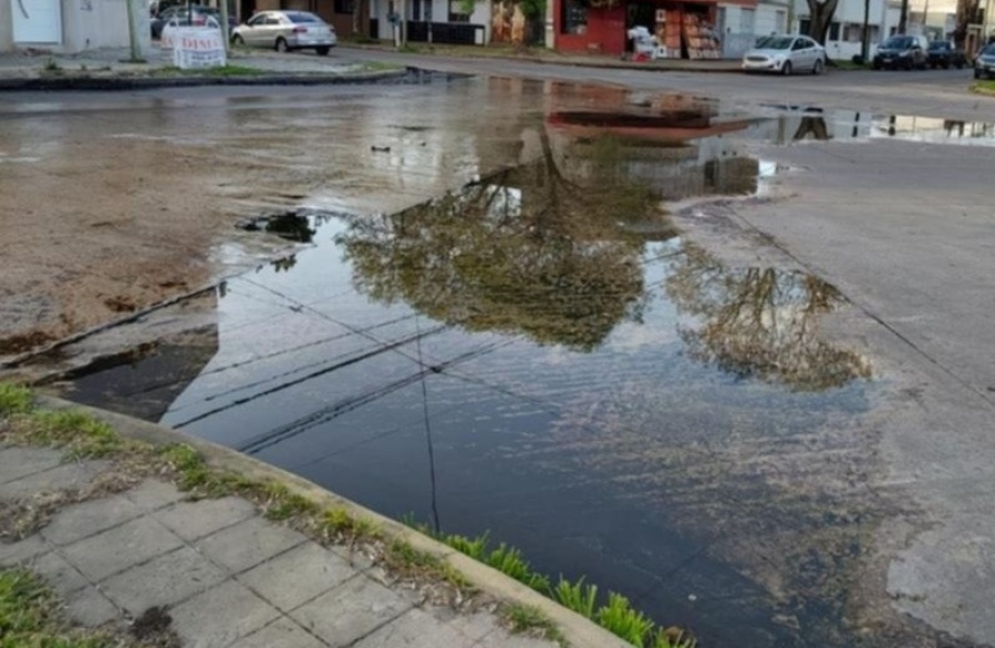 Vecinos de calle 24 y 59 reclaman por una pérdida de agua que ya se transformó en una ”laguna”