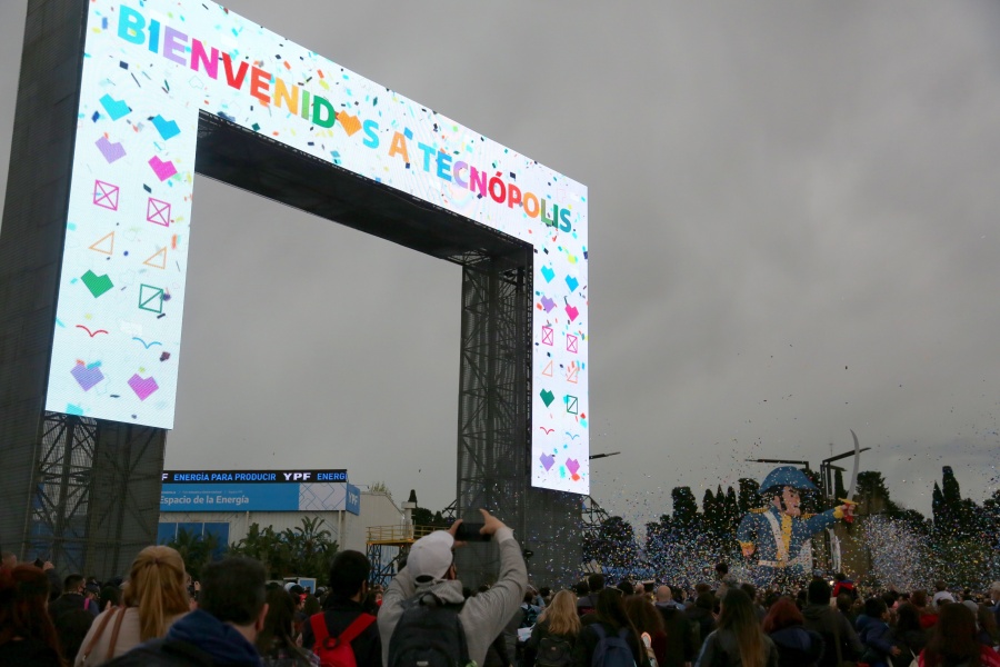 Con un gran espectáculo y artistas invitados, Tecnópolis reabrió sus puertas