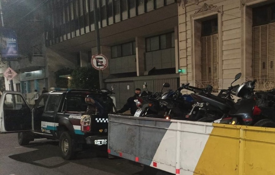 Importante operativo para evitar las ”picadas” en Plaza Moreno: se secuestraron siete autos y quince motos