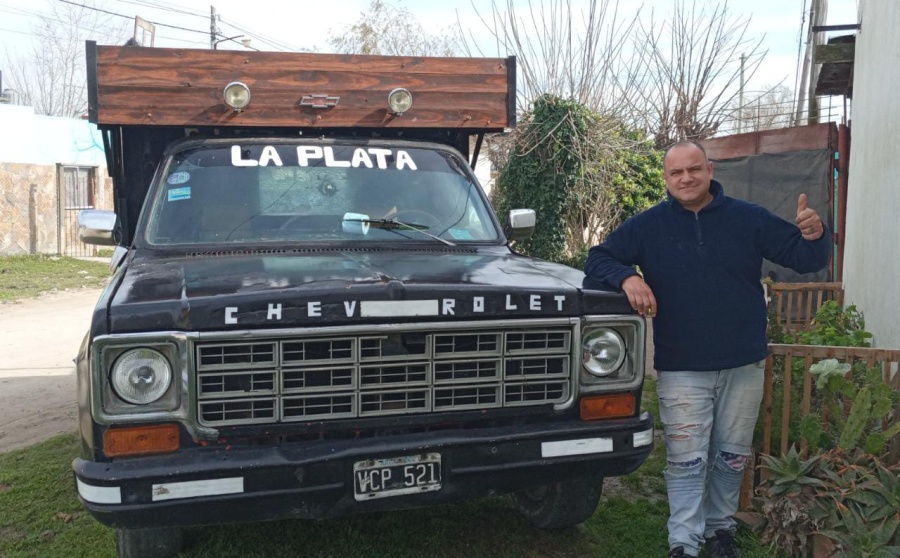 Con su camioneta modelo 76 pasea por La Plata a chicas que cumplen 15: ”¿Por qué lo tienen que hacer en autos lujosos?”
