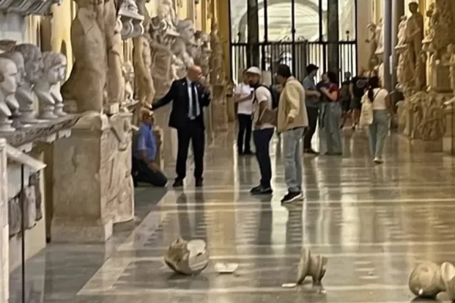 Un turista quiso ver al Papa Francisco, le negaron la visita y enojado tiro dos bustos de mármol: quedó detenido