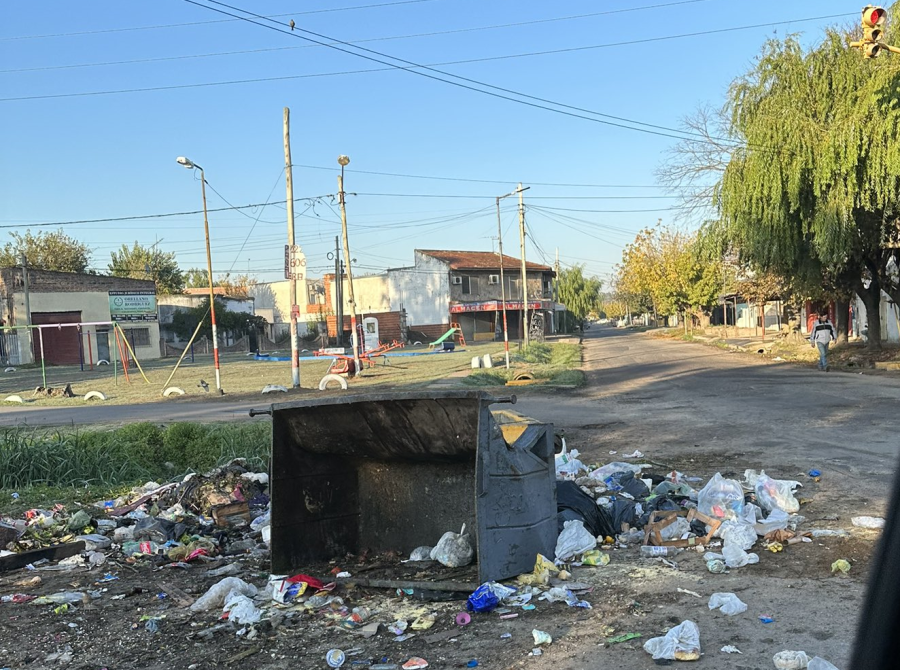 Vecinos se quejan por la cantidad de basura acumulada