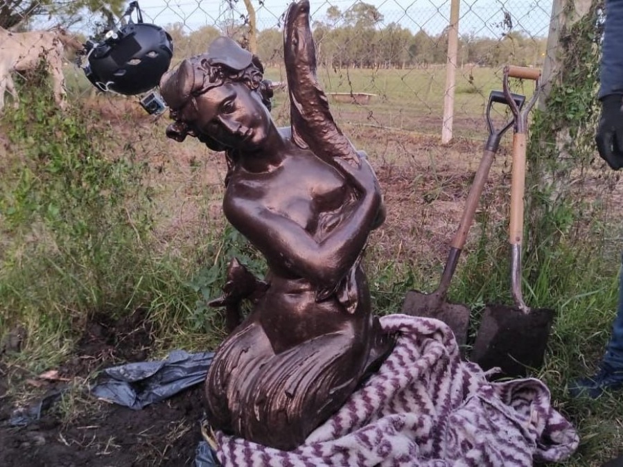 Apareció la ”Sirena de Mar del Plata”: La estatua la robó un anticuario y tenías muchas piezas más en su campo