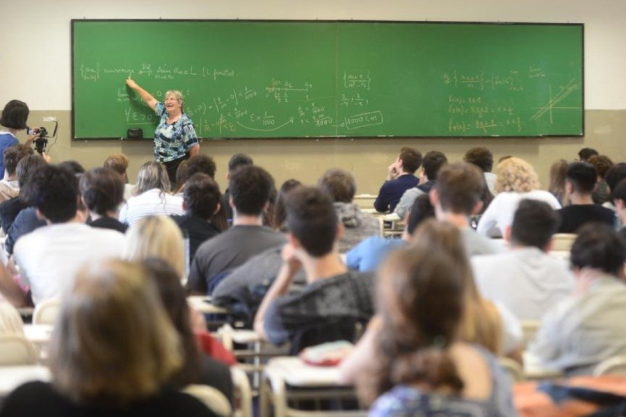 Es profesora de Matemáticas, quiere “ayudar a los que más necesitan”, y ofrece clases particulares gratuitas en La Plata