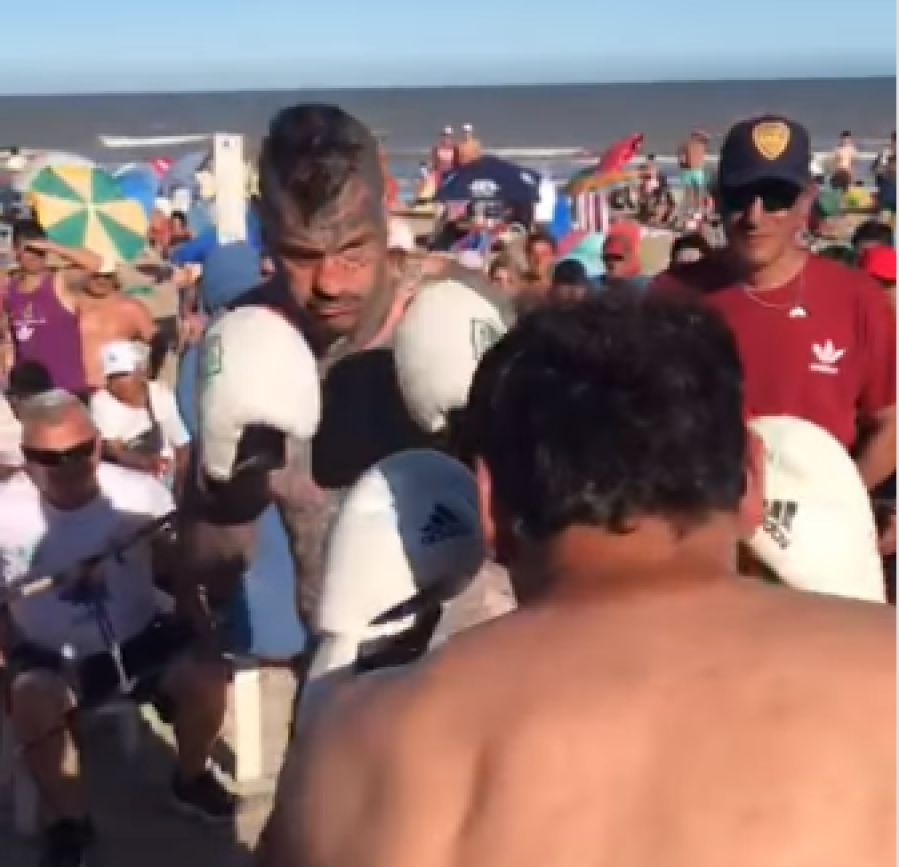 Héctor “Artillero” Velazco y ”Patón” Basile compartieron una exhibición de box en las playas de Villa Gesell