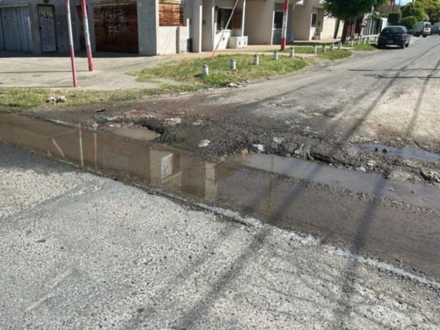 Vecinos de 63 y 133, reclamaron por el mal estado del asfalto: ”Intransitable”