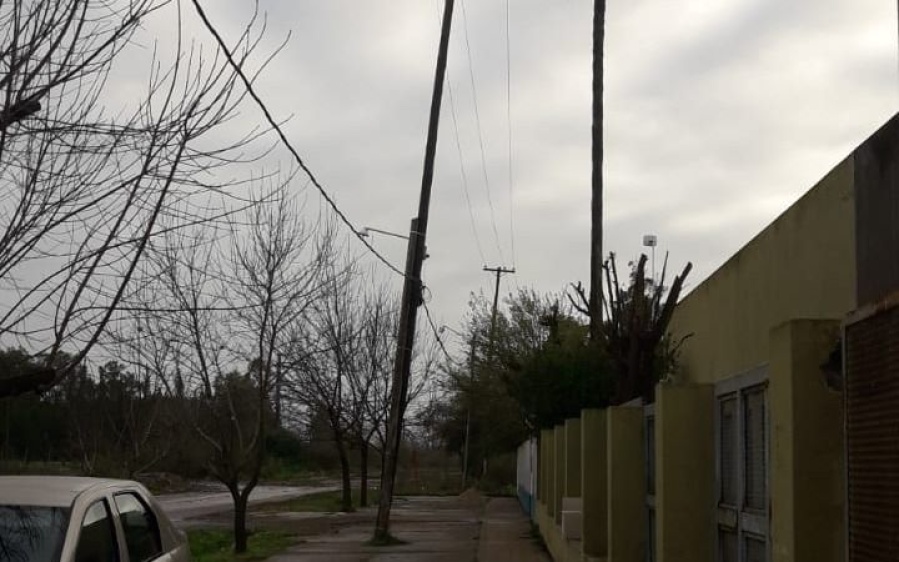 Vecinos de Los Hornos temen por un poste con ”riesgo de caída”