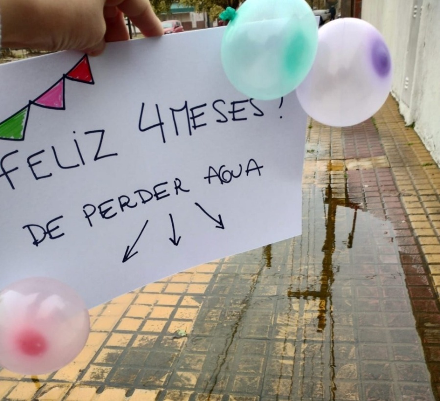 Vecinos de La Plata le ”festejaron” los 4 meses a una perdida de agua