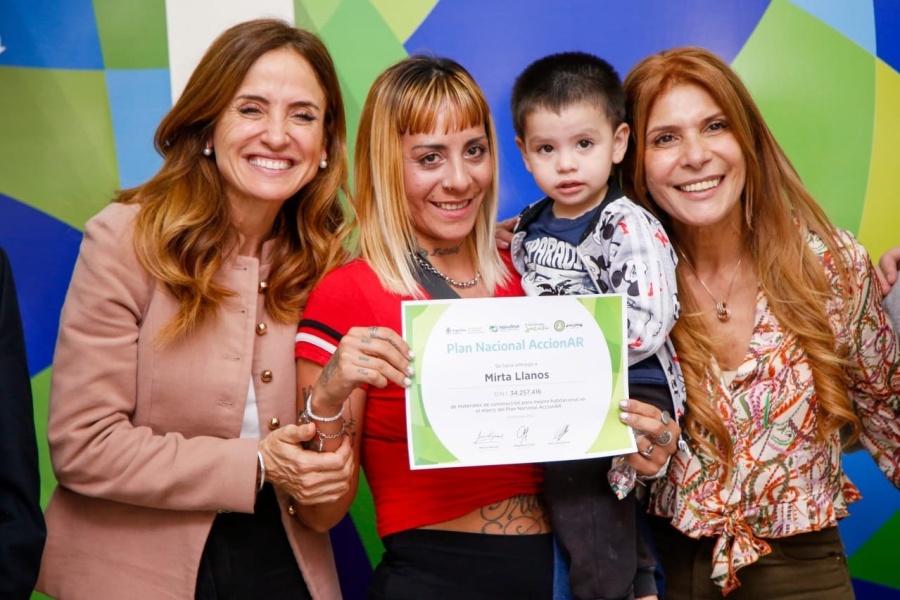 Tolosa Paz acompañó la entrega de vouchers del programa AccionAR: ”Brinda soluciones a familias que necesitan al Estado”