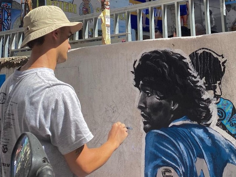 Es de La Plata, fue a Italia y ”con tres latas de pintura” dejó su huella en uno de ”los santuarios más sagrados del fútbol”