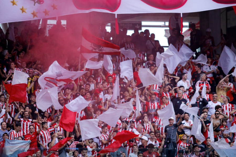 Sale la caravana albirroja: ¿cómo será la movilización de los hinchas de Estudiantes a Santiago y qué recomendó el club? 