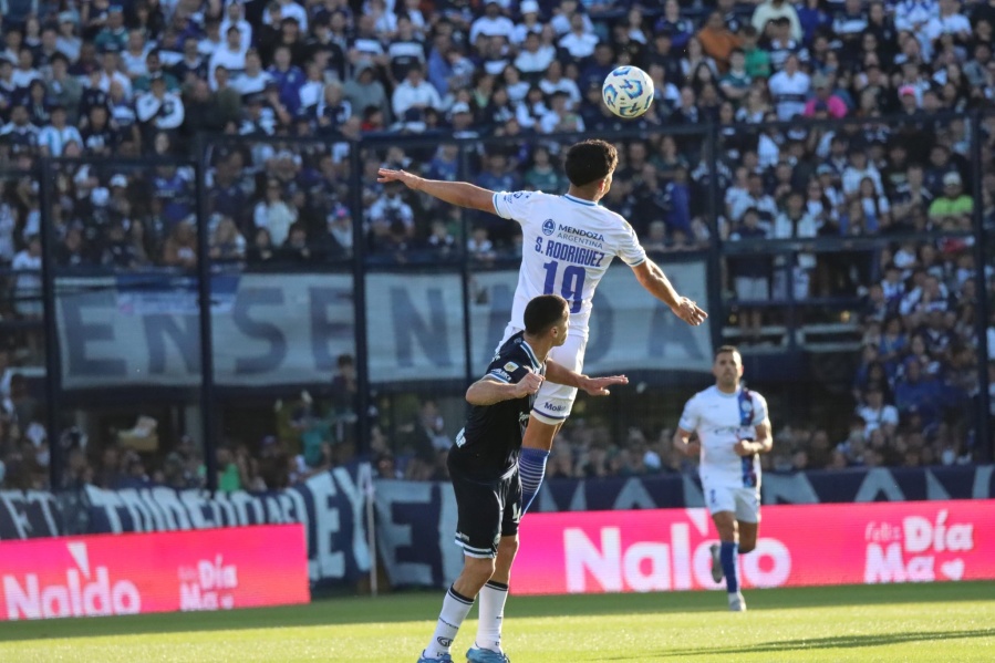 Gimnasia jugó uno de sus peores partidos y cayó rendido en el Bosque