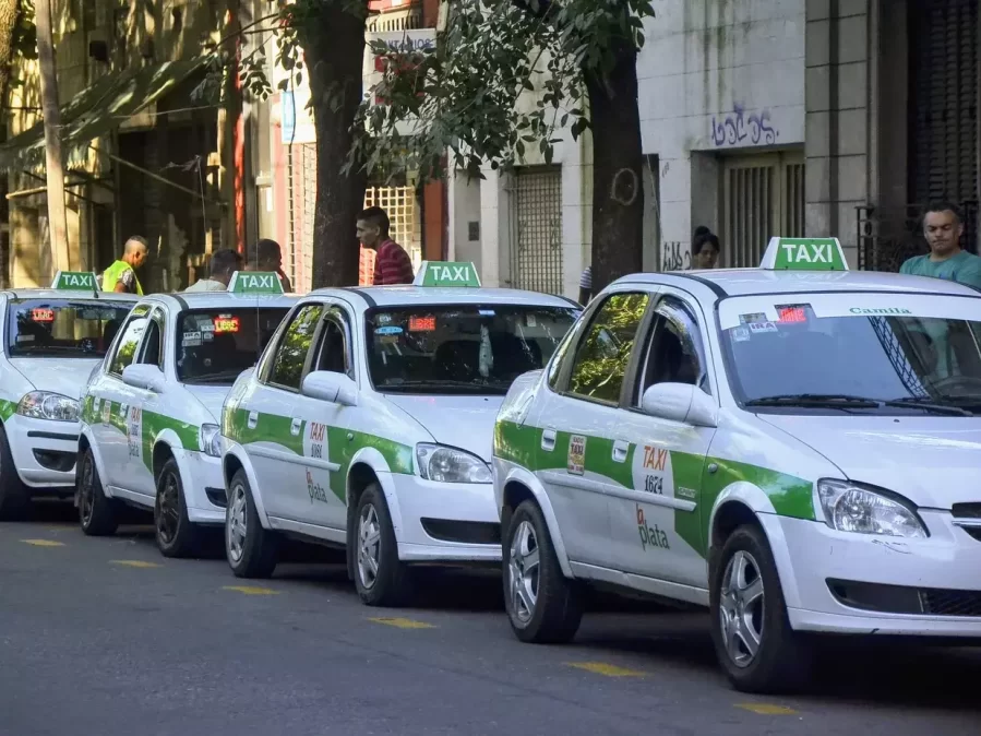 El malestar de los taxistas platenses por la venta limitada de GNC: ”No pueden trabajar y la están pasando mal”