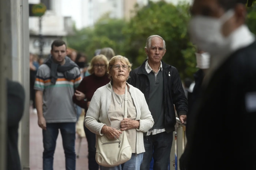 Estiman que la jubilación mínima se hundió 35% desde diciembre